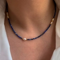 Minimalistische Süßwasserperlenkette mit tiefblauen Perlen und goldenen Akzenten am Modell - Süßwasserperlen Lapis Lazuli Perlenkette