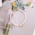 Elegante bracciale di perle placcato oro 18K con ciondolo in zircone su sfondo floreale - Bianco