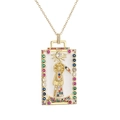 Detalle del colgante de tarot sol y muerte con gemas de colores y marco dorado pulido - Blanco