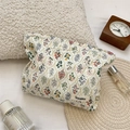 Detail of floral makeup bag with Sozakka label, zip closure and vintage flower pattern - Floral Rhombus
