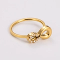Dettaglio macro dell'anello infinito dorato 18k con inserti in zirconi lucidi - US 6 / Oro