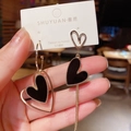 Pendientes asimétricos de corazón con acabado dorado y aguja de plata 925 de mujer - Negro
