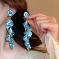Boucles d'oreilles pendantes à pétales bleus et chaîne dorée portées avec élégance par un mannequin - Pétale Bleu Long Gland Clip d'Oreille (13# Clip de boucle d'oreille - Bleu Ciel)