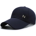 Klassische dunkelblaue Baseballkappe mit silbernem Metall-M-Dekor auf der Seite - Einheitsgröße / Marineblau