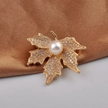 Elegante spilla a foglia d'acero dorata con zirconi scintillanti e perla bianca - Piccola foglia di acero placcata oro micro pave