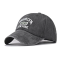 Dettaglio macro del ricamo Brooklyn 1631 su cappellino da baseball grigio scuro lavato - Verde Militare