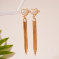 Primer plano detallado de pendientes de corazón con perla, borla dorada y piedras circón - Pendientes de borla de corazón dorado con pin de plata