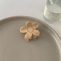 Dettaglio di pinza per capelli a fiore con testo Handmade su vassoio in ceramica e profumo - Beige
