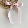 Detalle de un lazo para el cabello en satén rosa claro con cintas largas elegantes - Pinzas de pelo pico de pato / Corto/Pieza / Rosa Claro