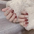 Faux ongles courts bordeaux avec paillettes dorées, perles et motifs cœur élégants - Coeur Rouge Court Avec Strass Style Colle(D-21)