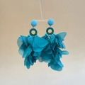Pendientes bohemios con cuentas de resina azul y pétalos de tela con aguja de plata - Azul