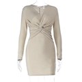 Detailaufnahme des goldenen Glitzerkleids mit tiefem V-Ausschnitt und Knotendetail - S / Gold