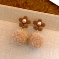 Boucles d'oreilles fleur floquée avec perles beiges et pompons en peluche marron - Fleur de Café avec Pompon Abricot (Petit)