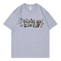 Lockeres meliertes graues Rundhals-T-Shirt mit buntem Who let me have fun Sternenprint - Grau