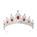 Dettaglio corona argento con cristalli rossi a goccia e strass scintillanti - Argento/Pietra Preziosa Rossa