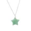 Détail d'un pendentif étoile en pierre naturelle verte sur une fine chaîne argentée - 2.5cm / Aventurine Verte