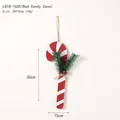 Weihnachtliche Zuckerstange aus Holz für die Tür mit Tannennadeln und Schleife - Roter Zuckerstange