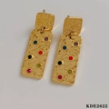 Orecchini rettangolari in acciaio dorato con texture martellata e cristalli colorati - Rettangolo Oro (KDE2622)