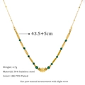 Dettaglio della collana in acciaio inossidabile dorato 18K con perline verdi e misure - Collana in Acciaio Inossidabile Placcato Oro 18K con Perline Verdi (MSNK0140)