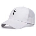 Detail der Kreuzstickerei auf weißer Mesh-Trucker-Kappe in 45-Grad-Seitenansicht - Weiß