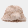 Dettaglio della morbida pelliccia sintetica del cappello alla pescatora beige invernale - M (56-58cm) / Beige