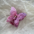 Dettaglio molletta per capelli a farfalla con motivo marmorizzato rosa e viola e molla - Rosa Rossa