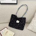 Détail d'un sac cabas en velours côtelé noir avec anses en perles et imprimé Sweet Candy - Noir