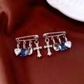 Detail von Silber Sicherheitsnadel-Ohrringen mit Kreuz- und Herz-Zirkonia auf Seide - Silber