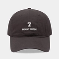 Detail van wit borduursel met nummer 7 en Mount Green tekst op een zwarte baseballpet - Verstelbaar / donkergrijs