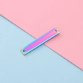 Regenbogenfarbener Edelstahl-Rechteckverbinder mit zwei Löchern für DIY-Schmuckherstellung - 1.5*6*35mm / Regenbogenfarben