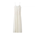 Dettaglio del delicato ricamo floreale 3D e dell'orlo in chiffon a pieghe dell'abito - Taglia S / Bianco Lungo