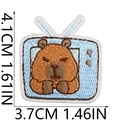 Vista dettagliata della misura di una toppa ricamata Capybara con cornice TV - N. 11-Capibara in TV