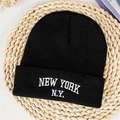 Detailansicht der New York N.Y. Stickerei auf einer schwarzen Strickmütze für den Winter - Bestickt NEW YORK N.Y. / Schwarz