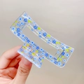 Pinza de pelo rectangular transparente con patrón floral azul y detalle de muelle - Flor Azul