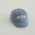 Graublaue Cord-Baseballkappe für Kinder mit weißer Boston 1630 Bestickung - Boston Buchstaben / Blau