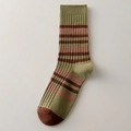 Calcetines retro de rayas en verde oliva y marrón con una textura de punto acanalado - Talla única / Verde Caqui a Rayas
