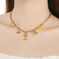 Nahaufnahme der goldenen Kette mit Blumen-, Bären- und Kirsch-Anhängern am Modell - Bunter Anhänger-Stil (KN293105-SXSJ)