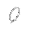 Élégante bague en acier titane argenté ornée d'une rangée de zircons pavés étincelants. - Taille 5 / Argent