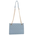 Sac à bandoulière matelassé bleu clair avec texte gaufré et chaîne en métal doré - Bleu