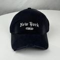 Detailansicht einer schwarzen, distressed Baseballkappe mit weißer New York-Stickerei - Einheitsgröße (58-60cm) / Schwarz