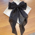 Grote zwarte chiffon haarstrik met stippen en lange linten op een wit dienblad - Lange lint veerclip / Zwarte Polkadot