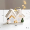 Weihnachtshäuschen-Anhänger mit Schneemann, blauer Tür und Merry Holidays Text - Schneemannhaus