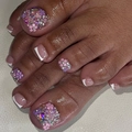 Französische weiße Fußnägel mit 3D-Resinblumen, Strass und Perlen auf lila Basis - Kleber-Stil (JP3343)