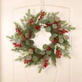 Corona de Navidad con hojas de eucalipto, bayas rojas y piñas en una puerta de madera - Corona de PE de Mimosa y Eucalipto con Bayas Rojas (Sin Luz)