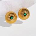 Pendientes vintage dorados con circonita verde central y diseño de rayos de sol - Zircón Verde