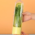 Dettaglio del contenitore giallo per erbe fresche con coperchio trasparente in mano - 1 Pezzo / Giallo