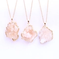 Halskette mit unregelmäßigem rosa Druzy Quarz Anhänger und vergoldetem Rand - Weiß