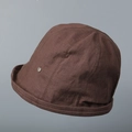 Dettaglio cappello pescatore in lino marrone con design retrò a sei pannelli e logo in metallo - M(56-58cm) / caffè