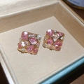 Vista macro di orecchini geometrici dorati con mosaico floreale rosa e zirconi lucidi - Ago in Argento S925 - Rosa Chiaro (Placcato Oro Reale)