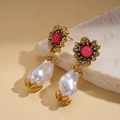 Détails des boucles d'oreilles fleur en perle baroque avec gravure dorée vintage - Or